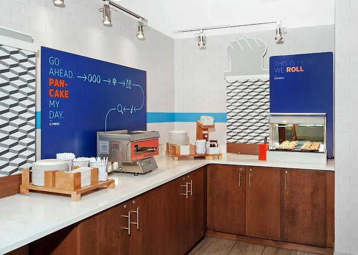 Express & Urbana-champaign-u Of I Area By Ihg Hotel 3*