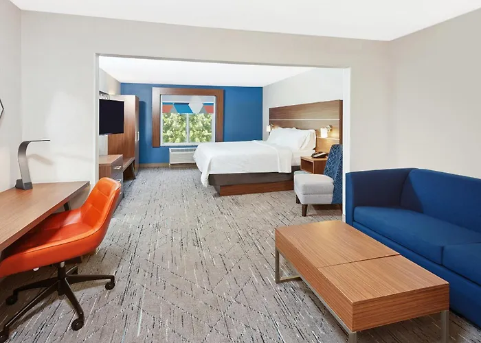 Express & Urbana-champaign-u Of I Area By Ihg Hotel 3*