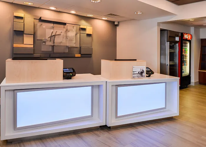 Hotel Express & Urbana-champaign-u Of I Area By Ihg 3*