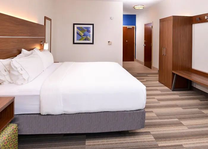 Hotel Express & Urbana-champaign-u Of I Area By Ihg 3*
