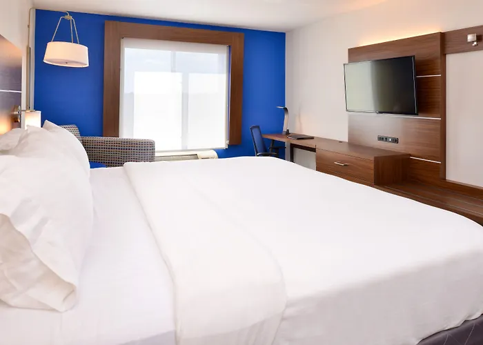 Express & Urbana-champaign-u Of I Area By Ihg Hotel 3*