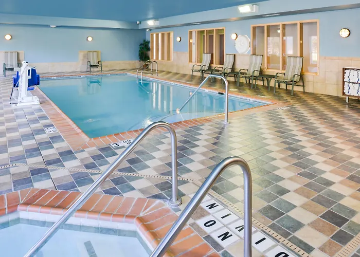Express & Urbana-champaign-u Of I Area By Ihg Hotel 3*