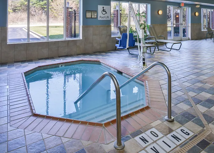 Express & Urbana-champaign-u Of I Area By Ihg Hotel 3*