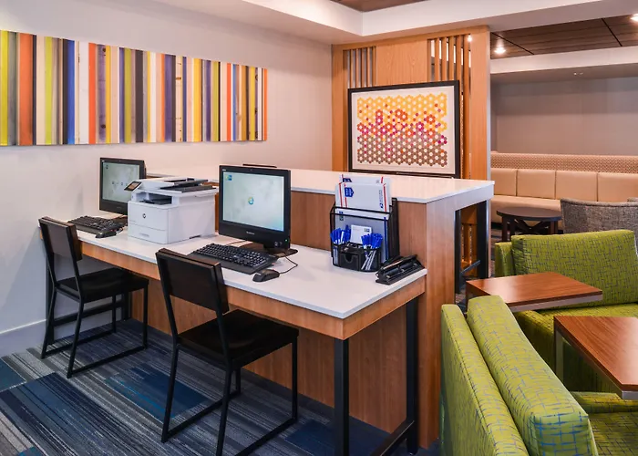 Express & Urbana-champaign-u Of I Area By Ihg Hotel 3*